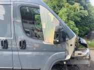 T�r rechts vorn mit Fensterheber und kleinem Streifschaden oben, ohne Spiege<br>CITROEN JUMPER KASTEN 2.2 BLU EHDI 165